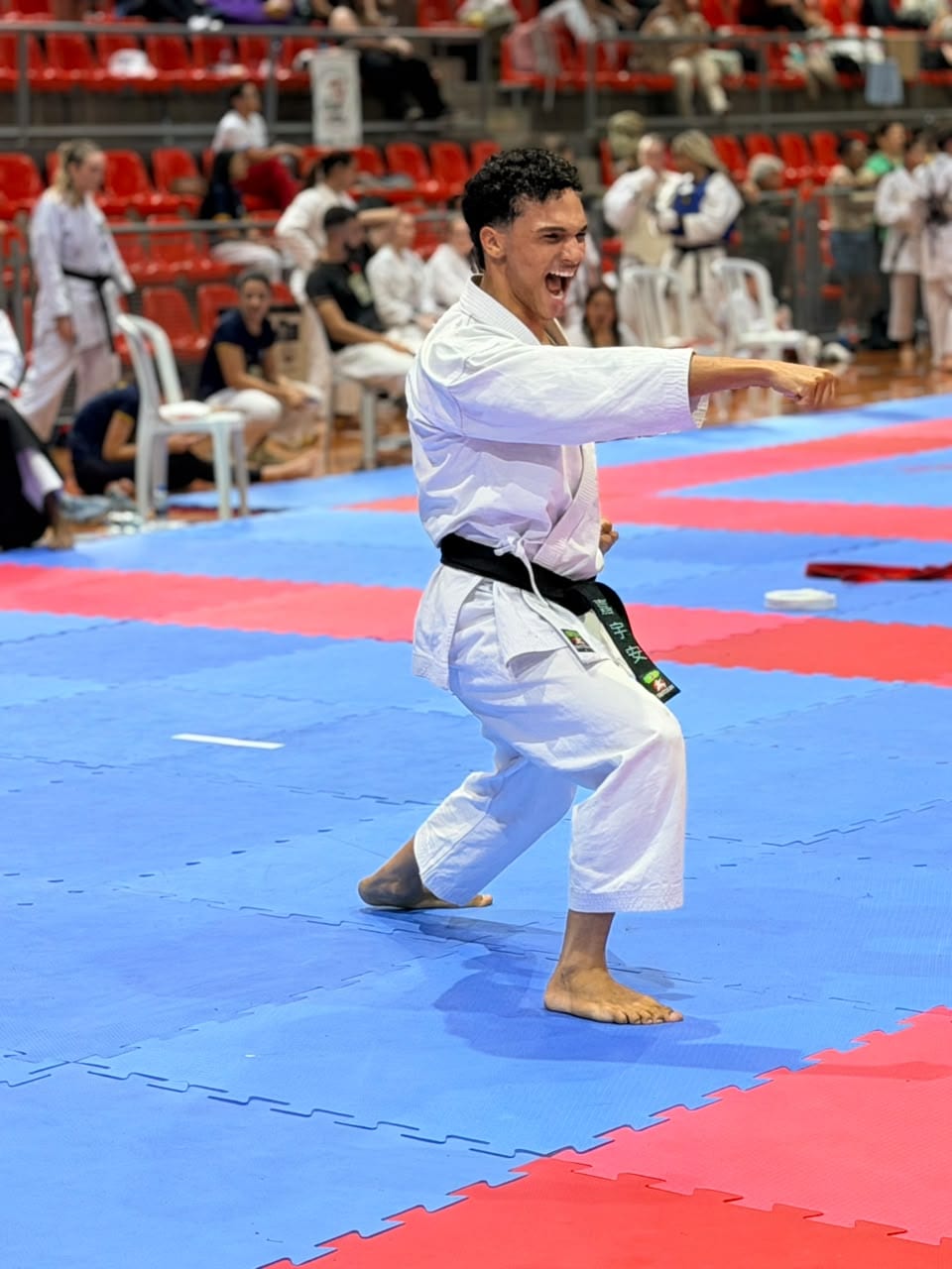 Campeão brasileiro de karatê busca apoio para representar o Brasil no Mundial do Egito