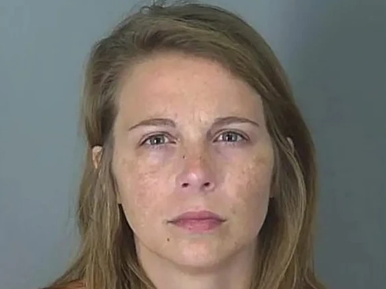 Mãe é acusada de esfaquear filhos de 3 e 6 anos na Carolina do Sul